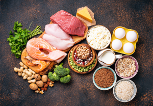Monipuolinen kattaus proteiinipitoisia ruoka-aineita, kuten kalaa, kanaa, lihaa, kananmunia, papuja, pähkinöitä, maitotuotteita ja täysjyväviljaa.

