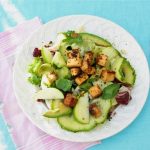 Kuvassa on avokado salaatti
