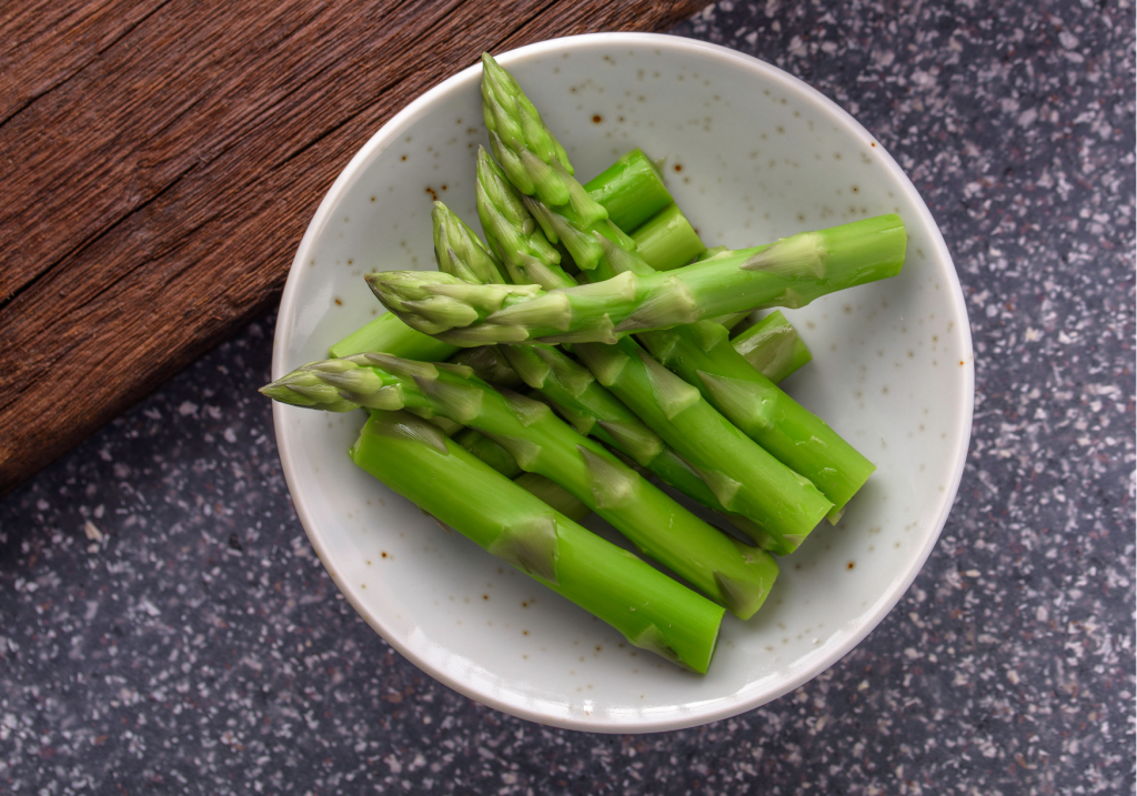 Kupissa vihreää parsaa.