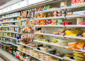 Supermarketin valmisruokahylly, jossa erilaisia eineksiä, jälkiruokia ja juomia.