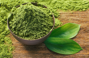 Matcha-jauhetta pienessä keramiikkakulhossa 