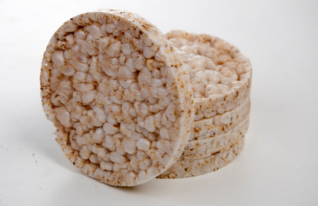 Riisikakkuja pinossa valkoisella taustalla