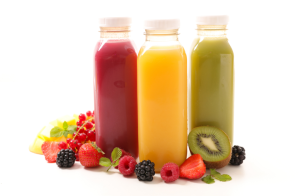 Kolme smoothiejuomapulloa ja tuoreita marjoja valkoisella taustalla.