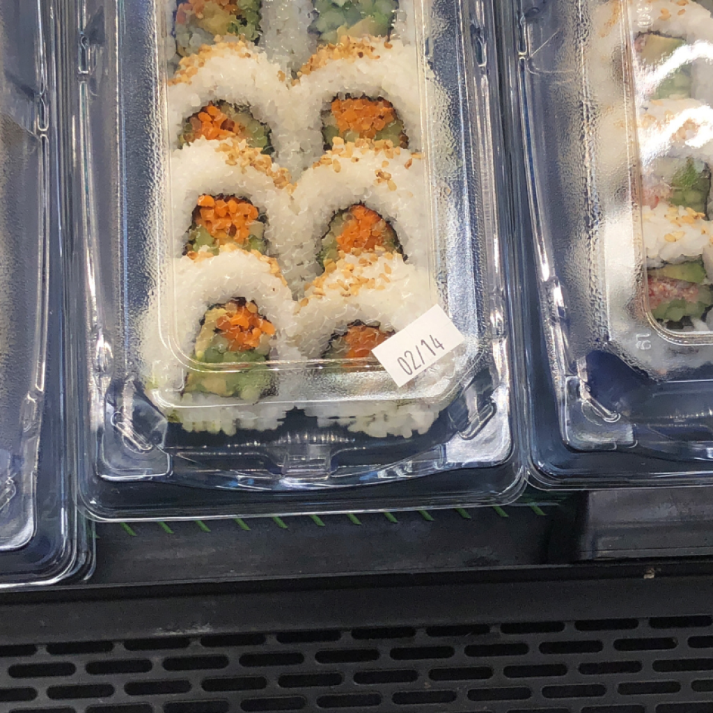 Muovipakkaukseen pakattua sushia ruokakaupan kylmähyllyllä.
