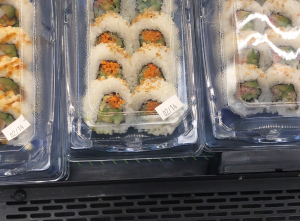 Muovipakkaukseen pakattua sushia ruokakaupan kylmähyllyllä.