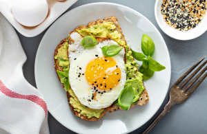 Kuvassa on leipä ja avocadoa sekä kananmuna