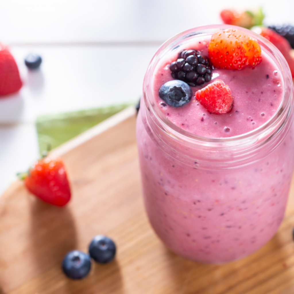 Mustikka smoothieta lasissa