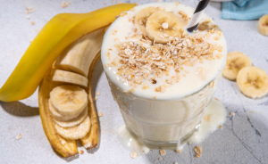 Banaani smoothieta lasissa.