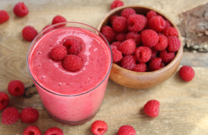 Kuvassa näkyy vadeelmasmoothie marjoilla