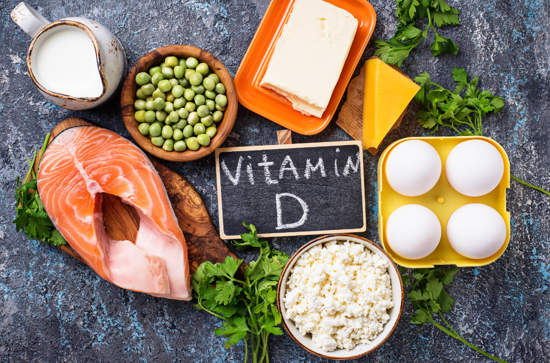 D-vitamiinin lähteitä: lohi, säilykekalat, kananmuna ja maitotuotteet.