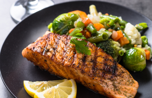Grillattu lohipala sitruunaviipaleiden ja höyrytettyjen kasvisten kanssa.