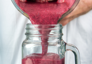 Kuvassa on smoothieta