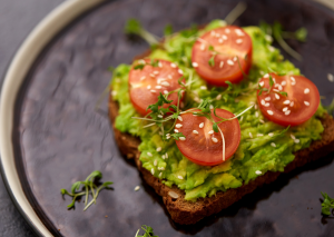 Avocado leipä lautasella
