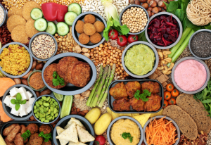 Laaja valikoima kasvisruokia ja -raaka-aineita, kuten falafelit, tofu, pavut, juurekset ja tahnat.