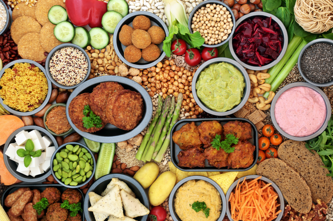 Laaja valikoima kasvisruokia ja -raaka-aineita, kuten falafelit, tofu, pavut, juurekset ja tahnat.