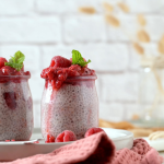 Chia-vanukkaita, joiden pinnalla vadelmia.