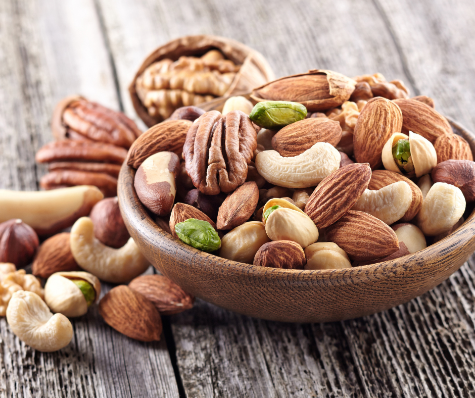 Kulhossa pähkinäsekoitusta jossa saksanpähkinöitä, pistaasia, cashew-pähkinöitä, manteleita