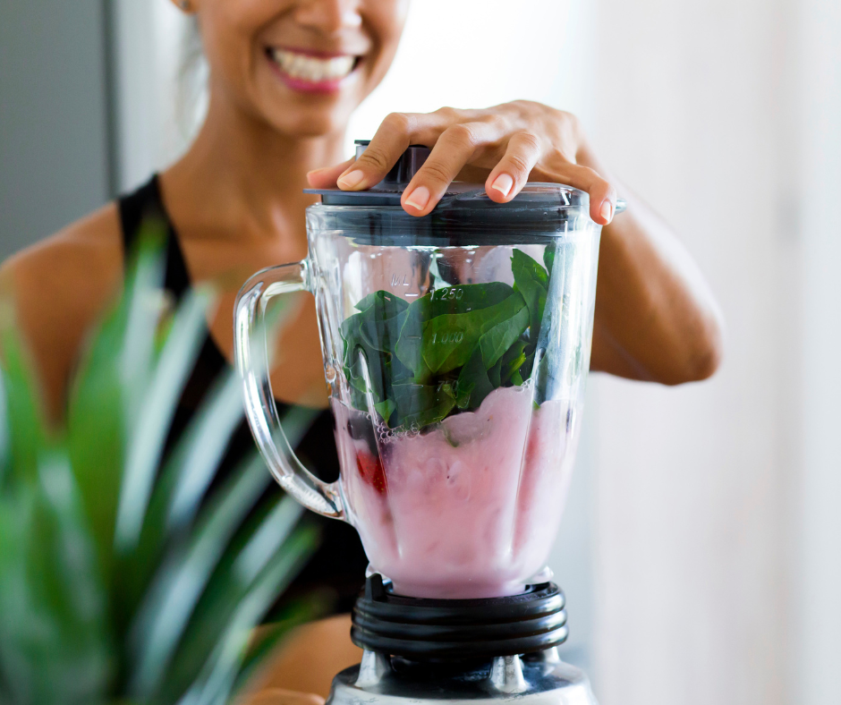 Iloinen nainen tekee smoothieta