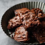 Kolmen ainesosan jauhoton brownie – tällä herkuttelet hyvällä omallatunnolla