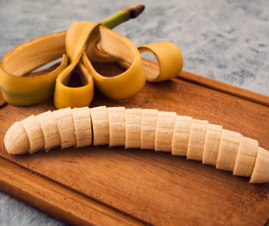 leikkuulaudalla leikattu banaani ja banaaninkuoret
