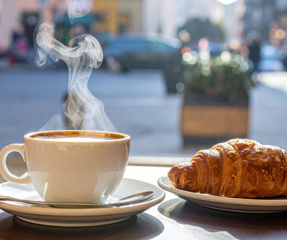Kuvassa kahvin kanssa croissant. Mukava kahvihetki sopii 80/20 ruokavalioon hyvin.