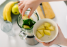Kuvassa tehdään smoothieta, johon laitettu pinaattia ja ananasta