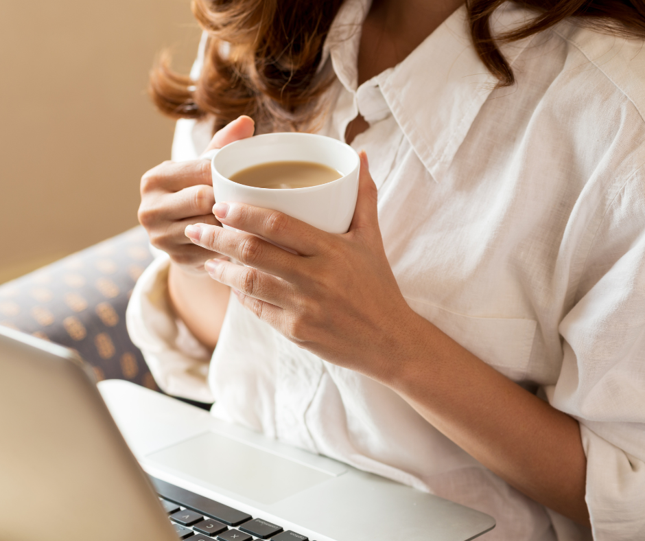 Kuvassa nainen juo kahvia, jonka sekaan on kaadettu maitoa.