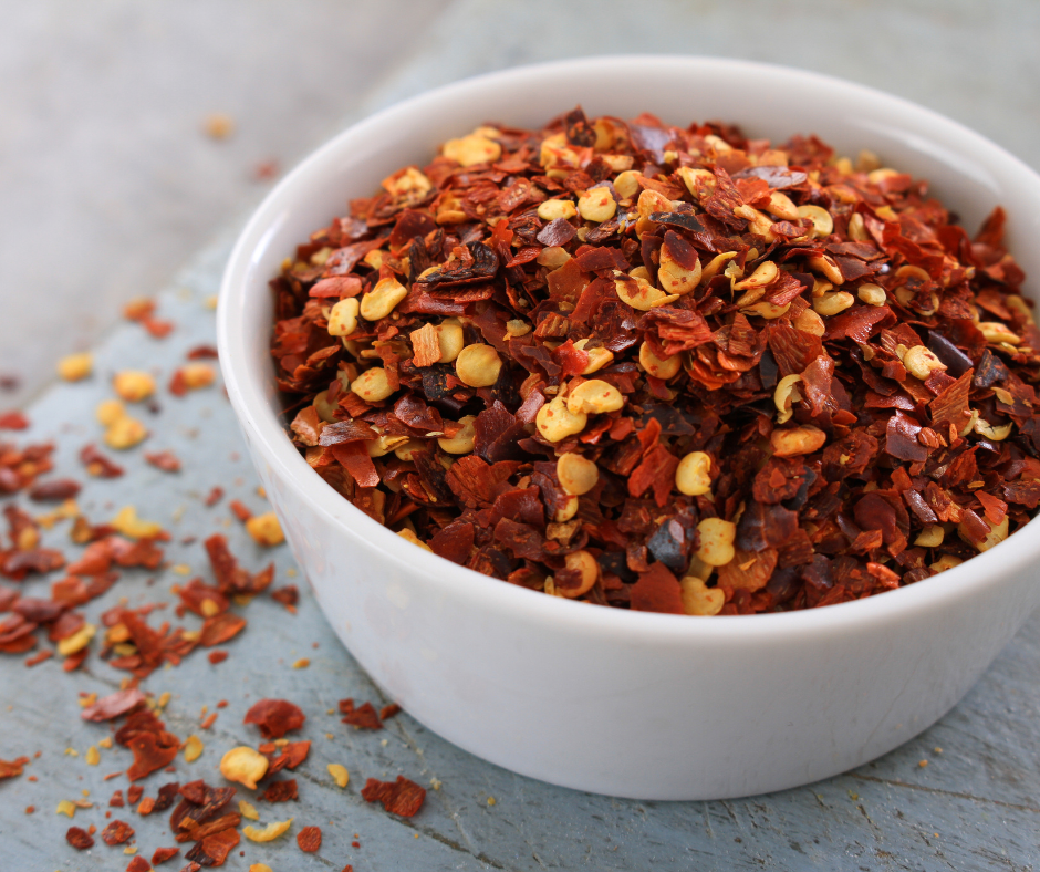 Kuvassa chilihiutaleita valkoisessa pienessä kulhossa.