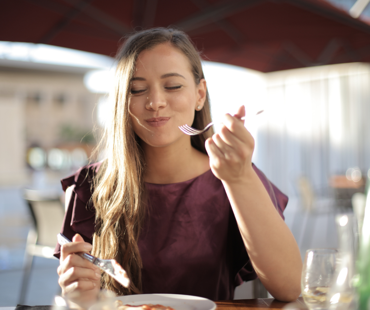 Kuvassa nainen syö tietoisesti ateriaa. Tietoinen syöminen on terveellistä.