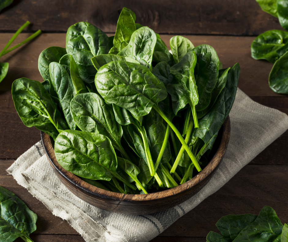 Kuvassa ruskealla lautasella pinaattia.