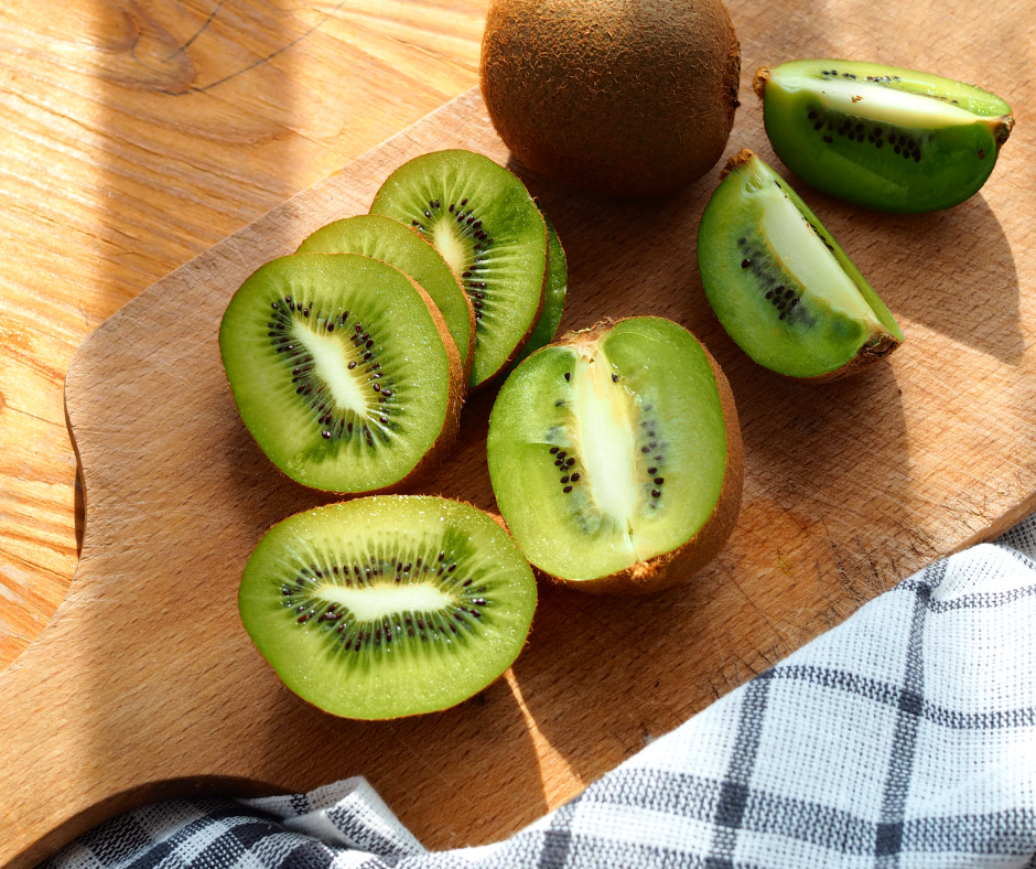 Kuvassa yksi kokonainen ja kolme halkaistua kiiviä leikkuulaudan päällä.