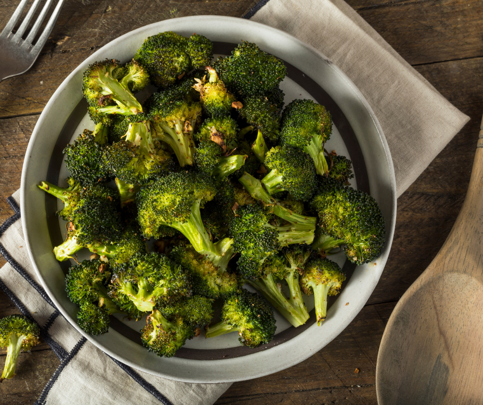 Kuvassa paahdettua parsakaalia valkoisessa vuoassa.