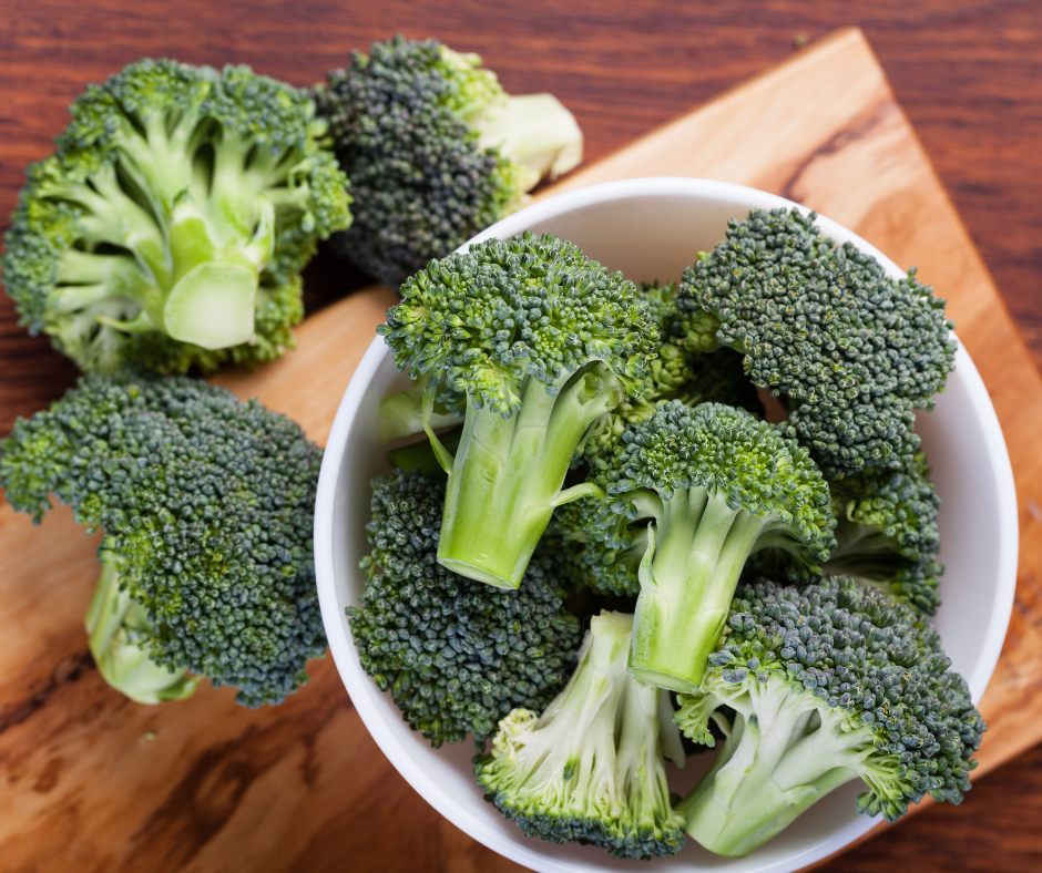 Kuvassa parsakaalia valkoisessa kulhossa ruskean leikkuulaudan päällä