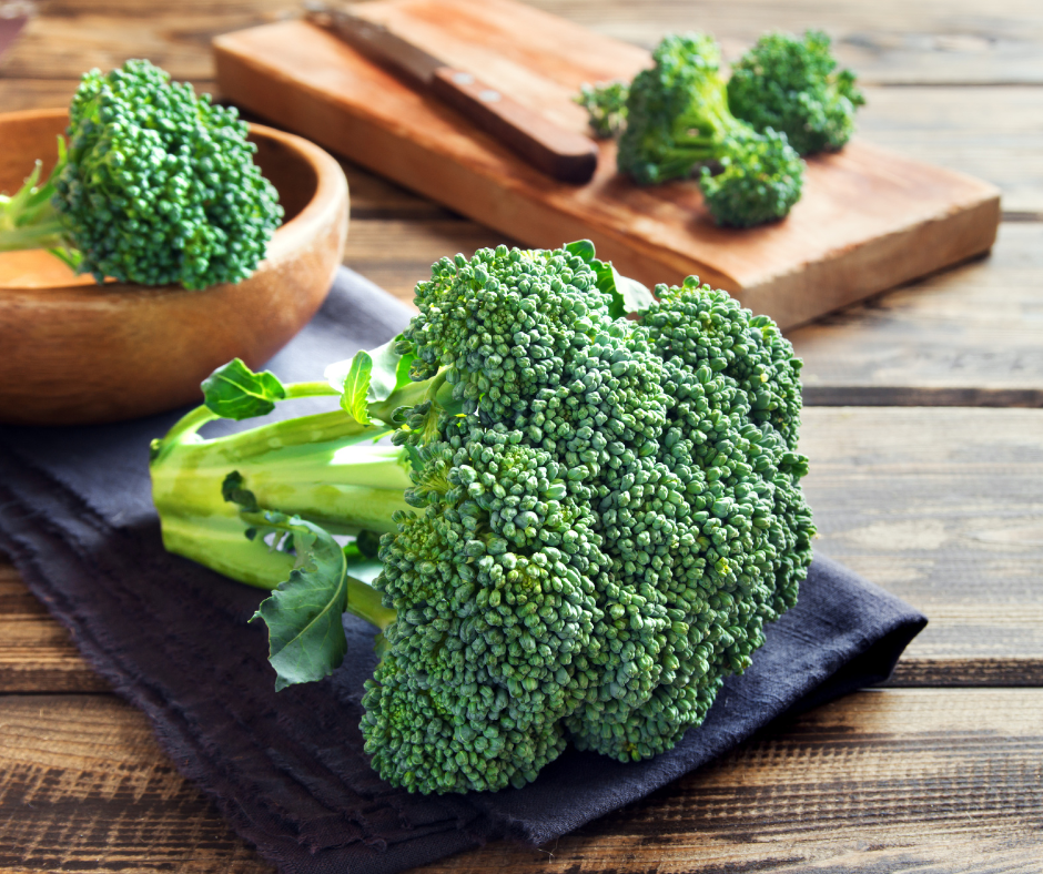 Kuvassa parsakaalia lautasliinan päällä, ruskeassa kulhossa ja leikkuulaudalla.