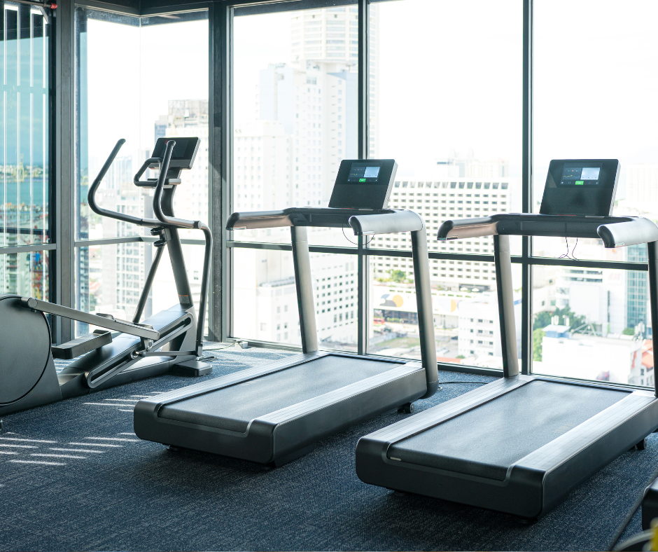 Kuvassa juoksumattoja ja crosstrainer kuntosalilla