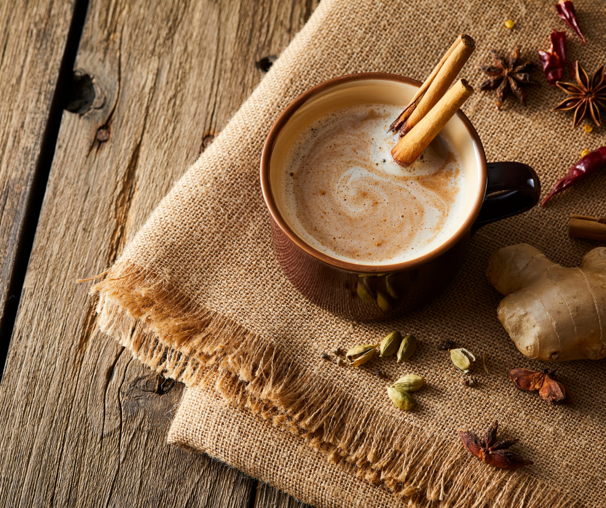 Kuvassa kahvi, johon on sekoitettu mausteita esim. kardemummaa.