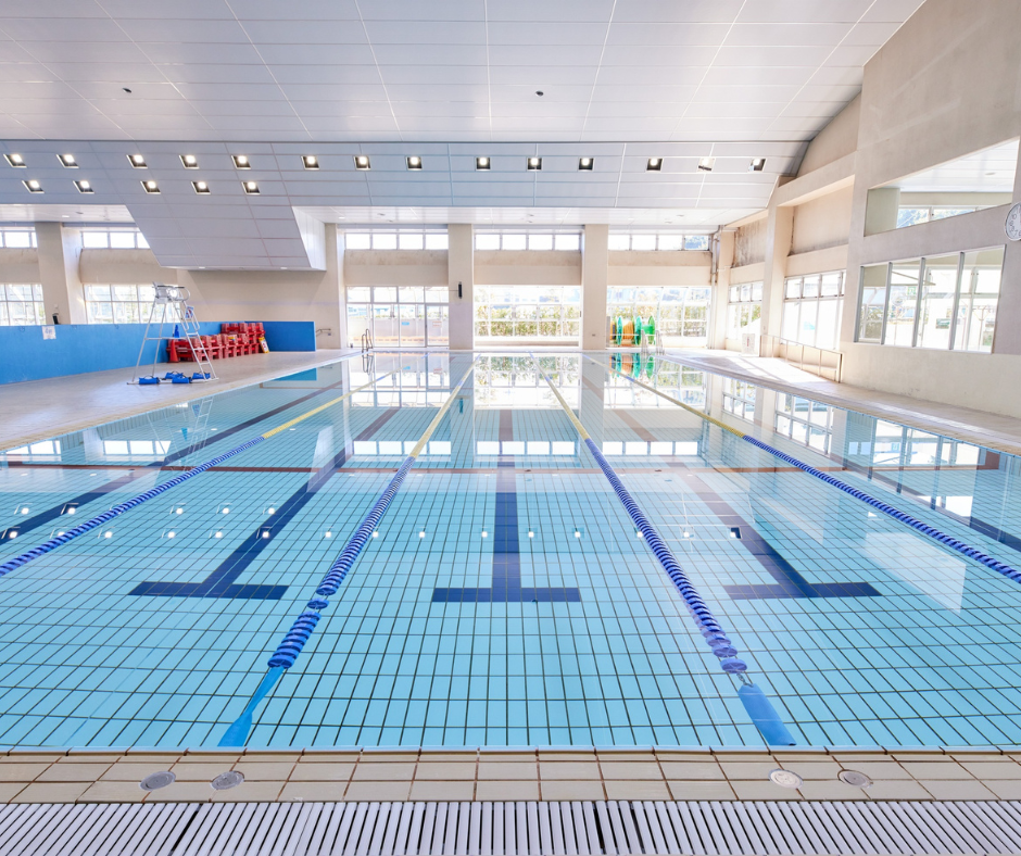 Kuvassa uimahallin iso uima-allas.