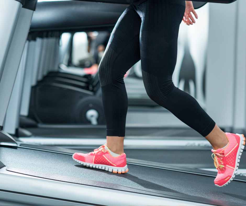 Kuvassa nainen tekee ylämäkikävelyä juoksumatolla.