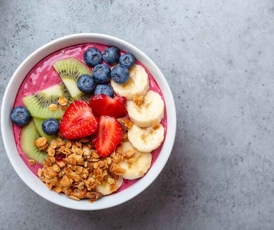 Kuvassa smoothiebowl, jossa marjoja, hedelmiä ja granolaa
