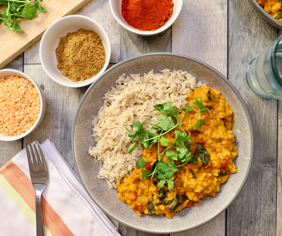 Kuvassa kasviscurrya riisin kanssa. Kikhernecurry sopii hyvin proteiinirikkaaksi ruoaksi kasvisruokavaliossa.