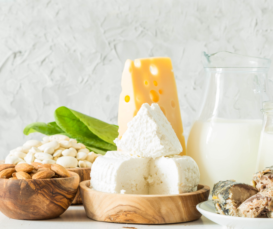 Kuvassa erilaisia juustoja, maitoa ja pähkinöitä, jotka ovat hyviä kalsiumin lähteitä.