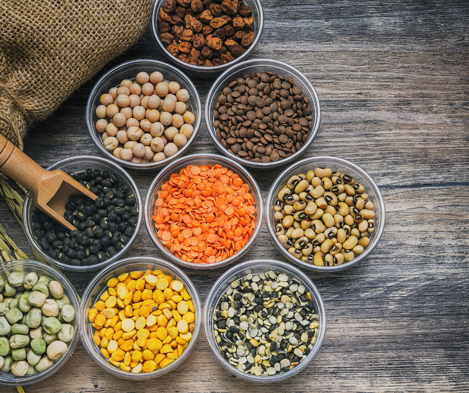 Kuvassa palkokasveja, kuten herneitö ja papuja kulhoissa. Palkokasvit auttavat korkeaan verenpaineeseen.