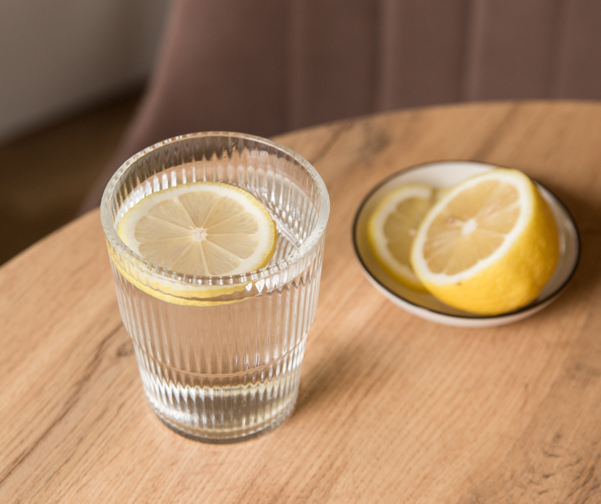 Kuvassa vesilasi, jossa sitruunaa.