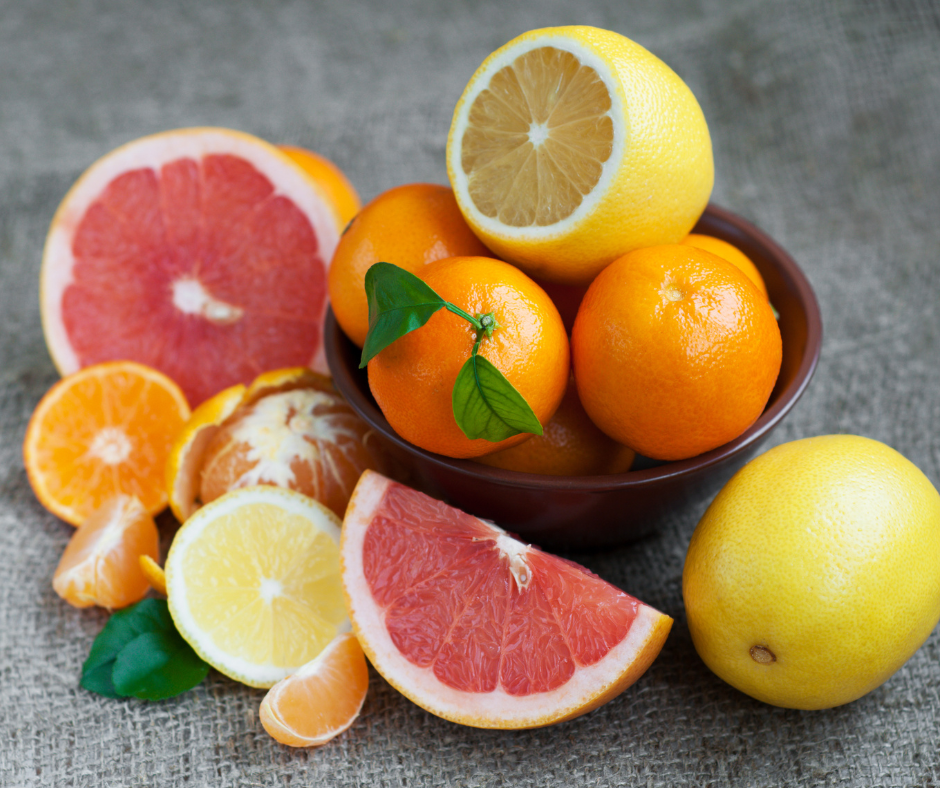 Kuvassa sitrushedelmiä; greippiä, sitruunaa, mandariineja. Sitrushedelmien syöminen voi auttaa korkeaan verenpaineeseen.