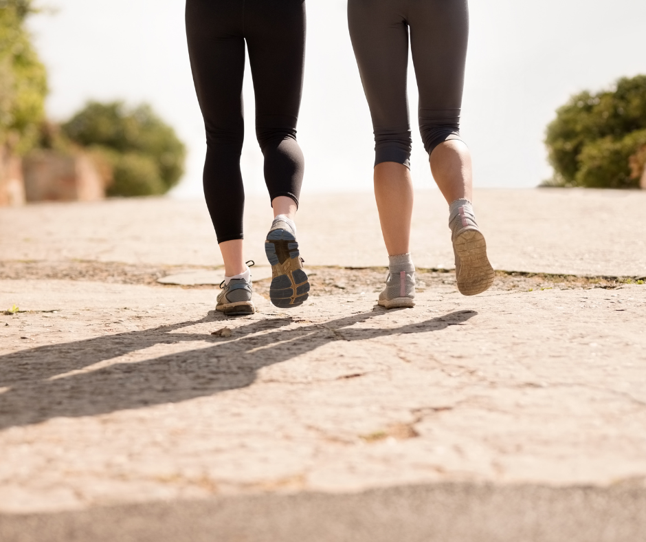 Kuvassa kaksi naista on kävelyllä