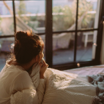 Nainen kyllästyi väsyneisiin aamuihin – uusi aamurutiini muutti kaiken