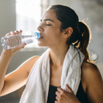 Nainen alkoi juomaan 2 litraa vettä päivässä – vaikutukset yllättivät