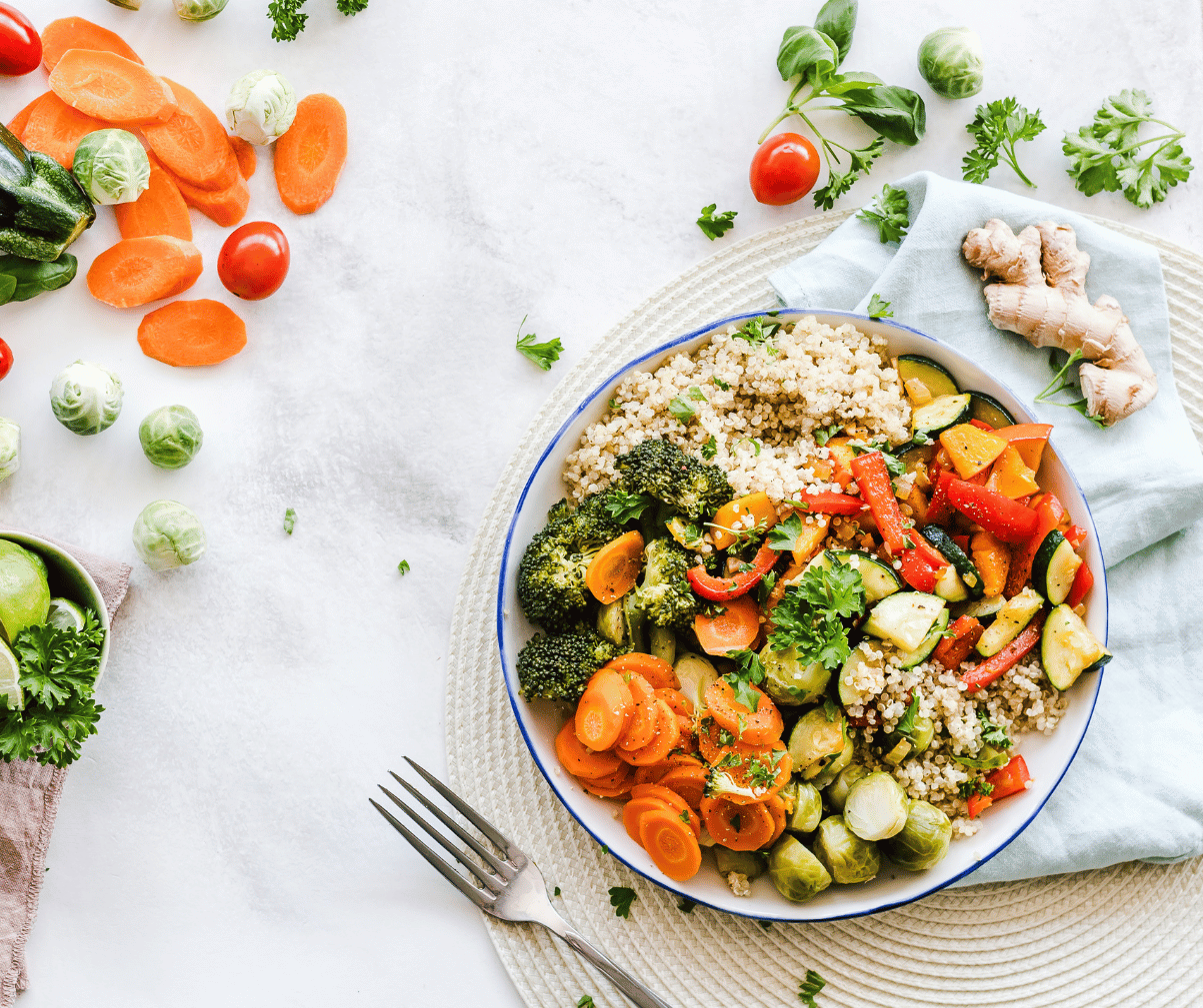 Kuvassa annos, jossa on runsaasti kasviksia