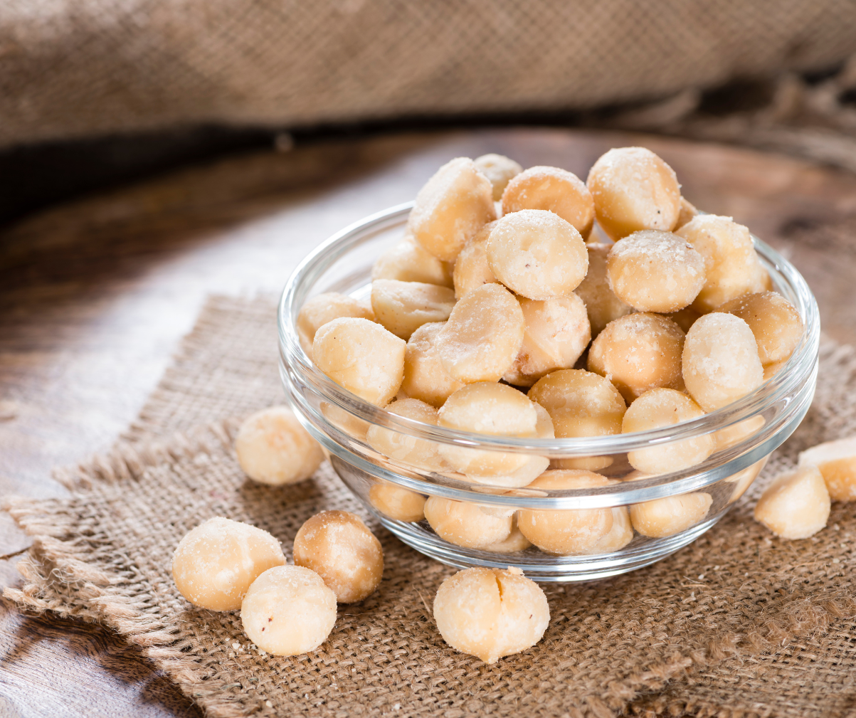 Kuvassa makadamiapähkinöitä läpinäkyvässä kulhossa