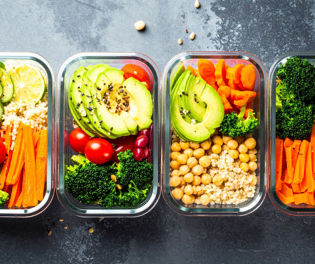 Kuvassa lasisissa rasioissa päivän ateriat.